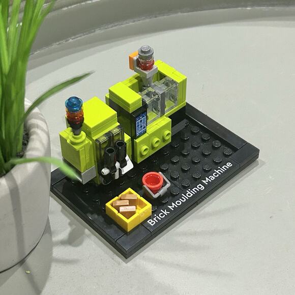 LEGO Promotional: Tribute to Lego House (40563) Brick Building Machine - Picture 2 of 4